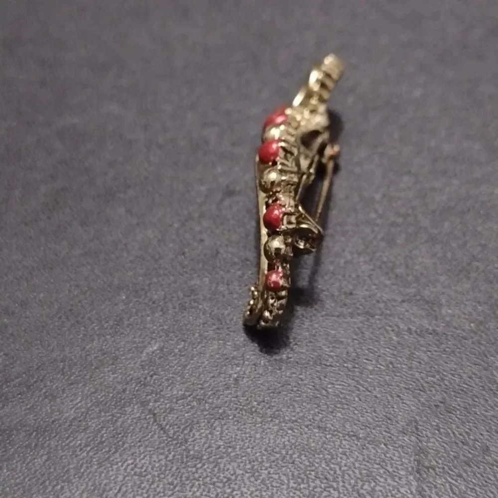 Gerry's vintage gold tone scroll brooch